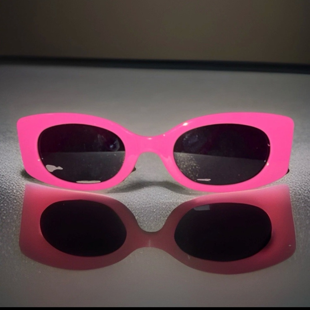 Luv BETSEY by BETSEY Johnson Oval Thick Pink Frames Women’s Sunglasses UV ~NWT~